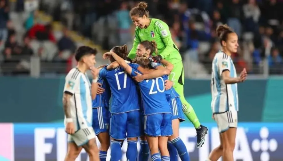 Argentina perdió contra Italia sobre el final en su debut en el Mundial Femenino 