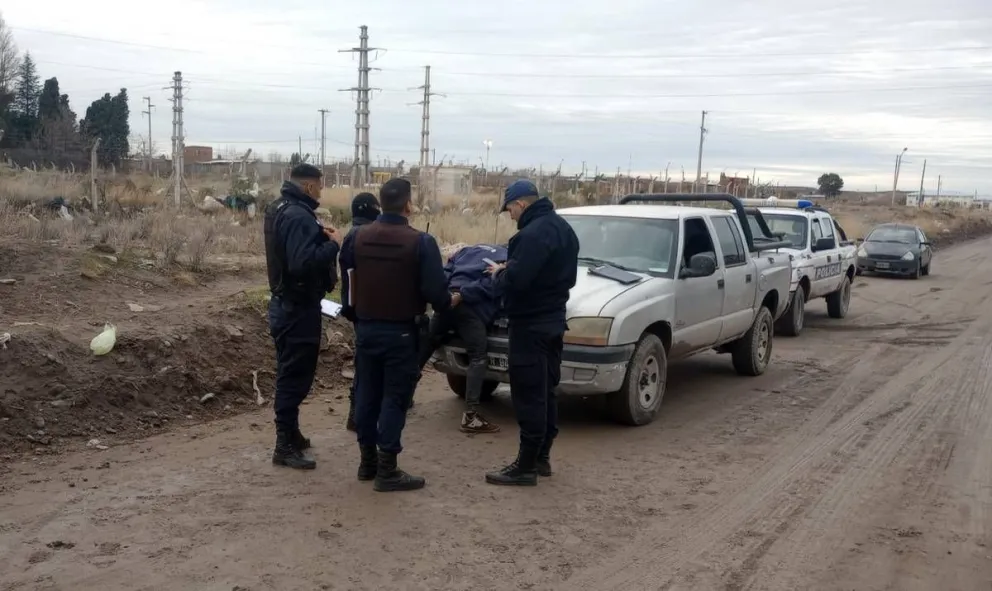 ¡No hay que confiarse! Bajó a comprar, dejó la camioneta en marcha y se la robaron 