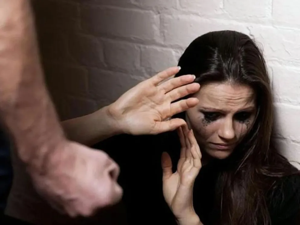 Insólito: marido violento golpeaba a su pareja, recibió un disparo y la demandó por daños