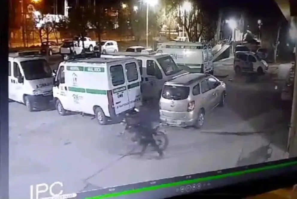 Viaja todos los días para trabajar al hospital y un delincuente le robó su motocicleta 