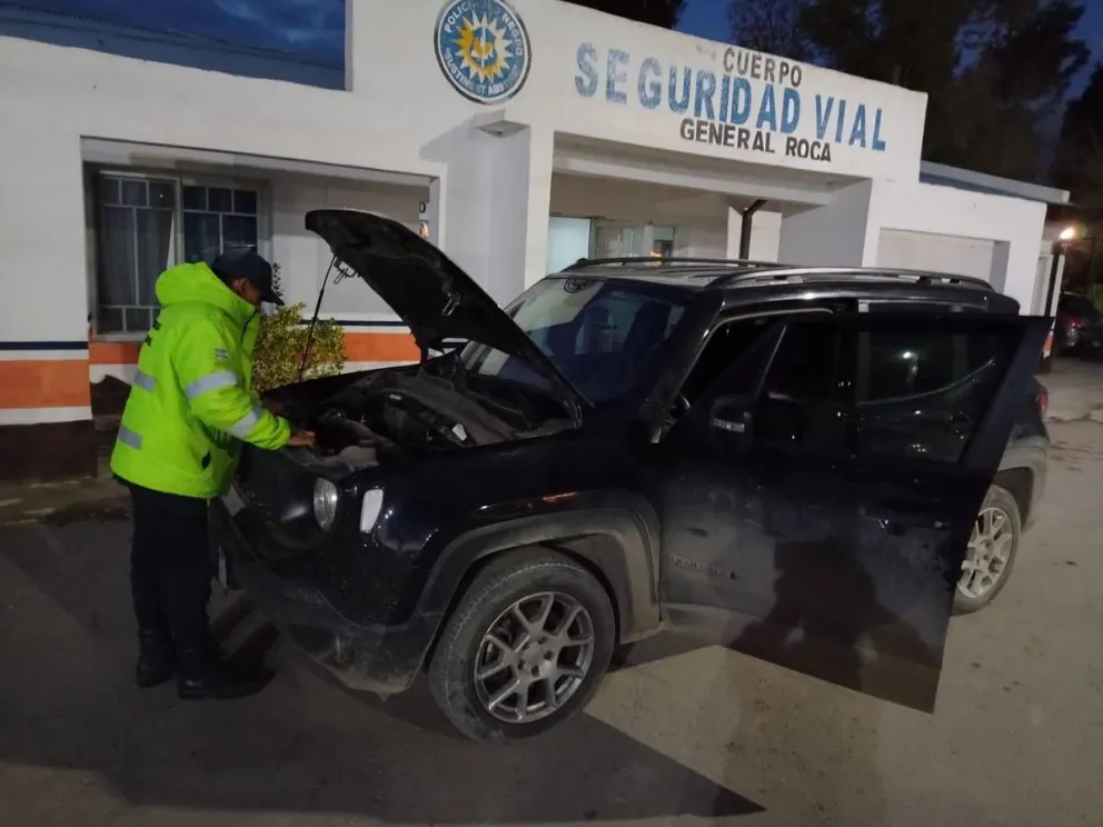 Todo trucho: circulaban en un Jeep “flojito de papeles” y se los secuestró la Policía