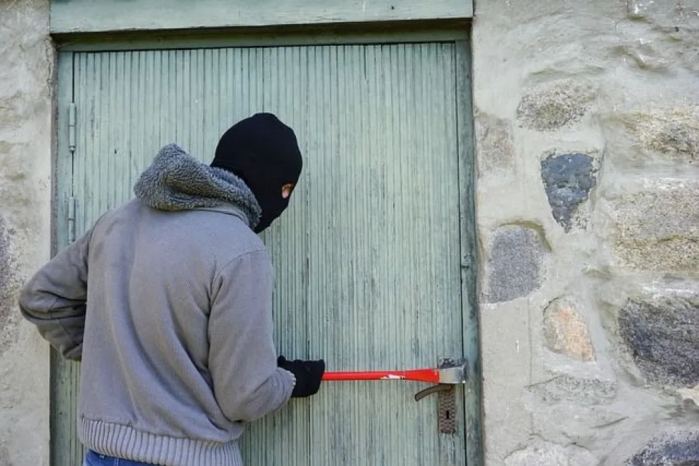 ¡Casi robo! Quiso entrar por la fuerza y fue visto por las cámaras de seguridad