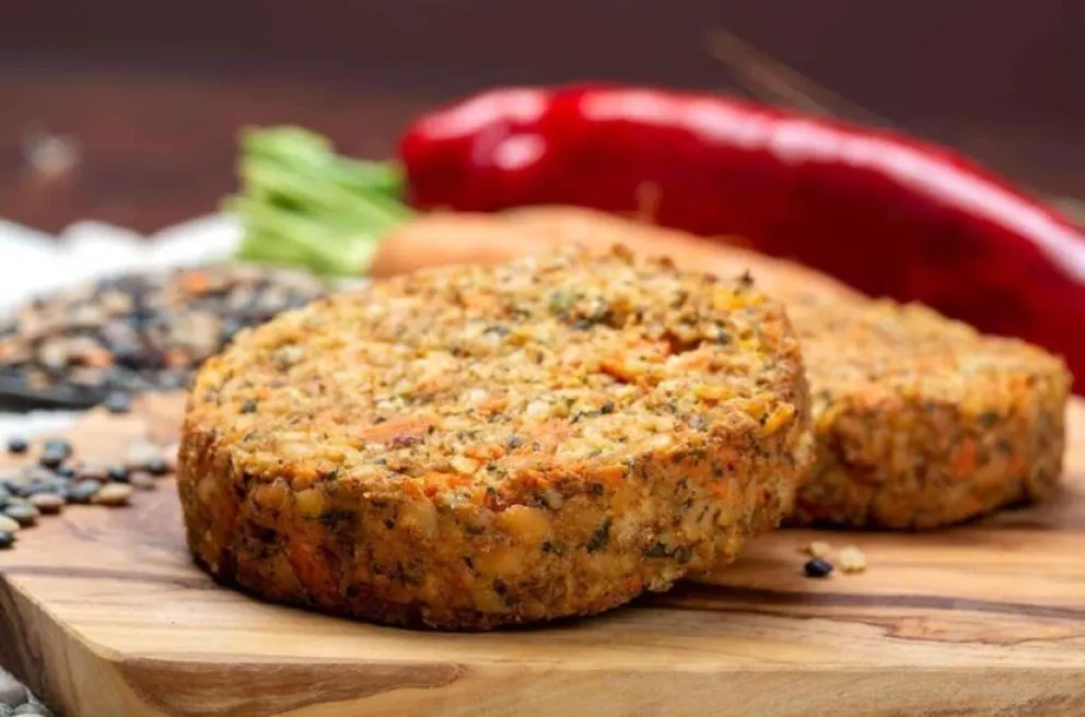 Polémica por prohibición de venta de medallones veganos y acusaciones de persecución política