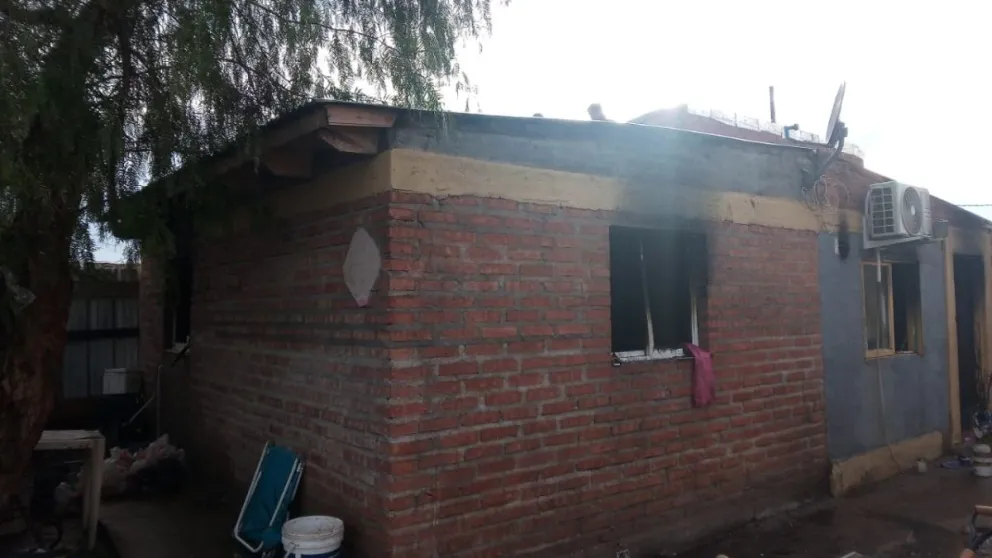 Llegó de trabajar y encontró a su casa envuelta en llamas