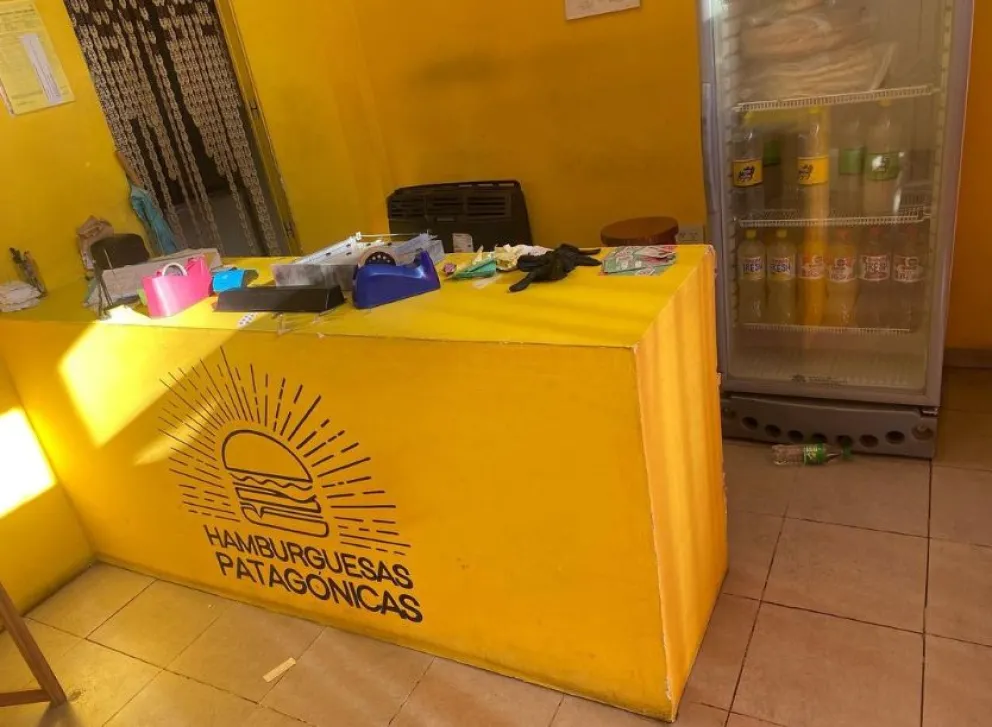 Violentaron la puerta de un local de hamburguesas y se llevaron todo 