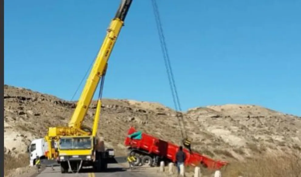 Corte total en Ruta 6: Retiran el camión que ayer volcó en la bajada de las tres cruces 