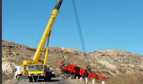 Corte total en Ruta 6: Retiran el camión que ayer volcó en la bajada de ...