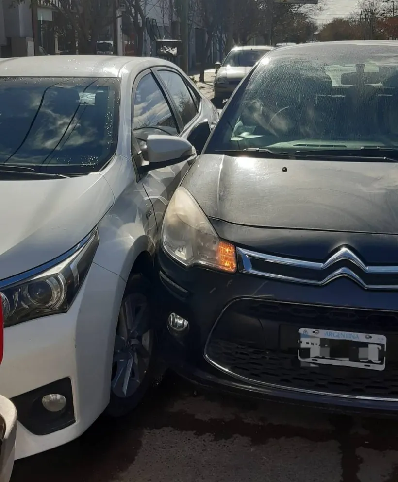 Fuerte choque en el centro de Roca 