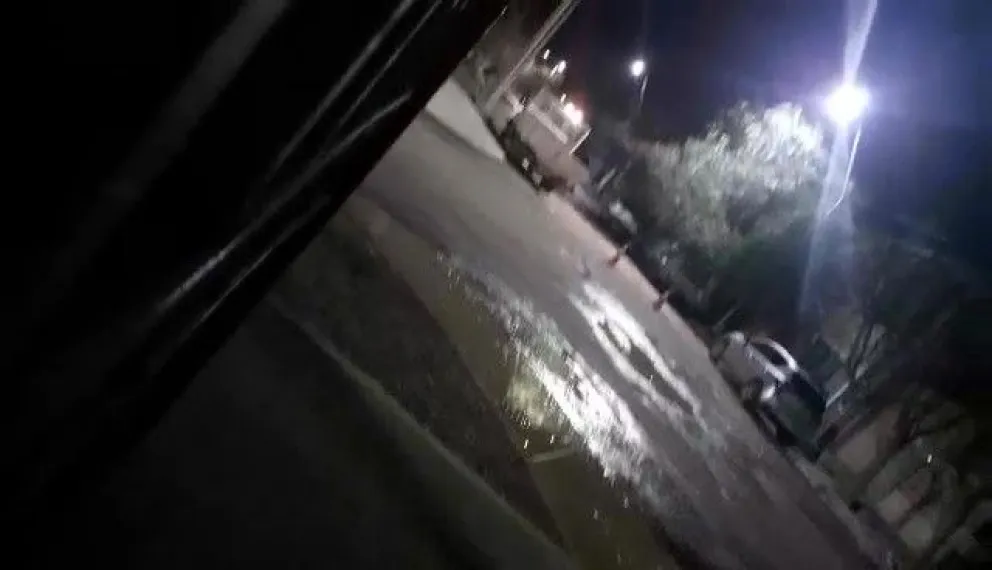 Reclaman por la rotura de un caño que hace 17 horas está perdiendo agua 