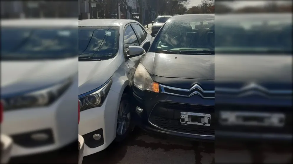 Una mujer no miró por el espejo y provocó un choque en pleno centro