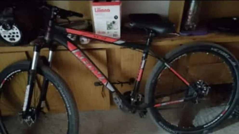 Indignante: tiraron a un menor de su bicicleta para robársela 