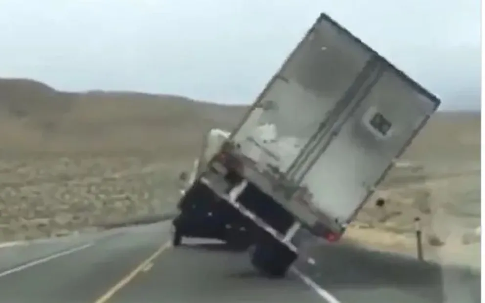 Impresionante video capta como las ráfagas de viento hacen volcar a un camión con acoplado 