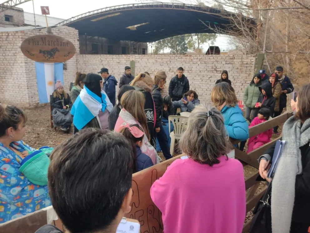 Familias se encadenan para evitar un desalojo en una chacra 