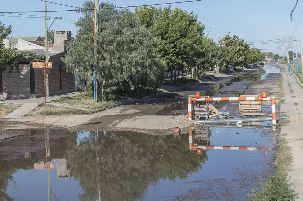 Continúan los desbordes de agua cloacales: casi 130 actas fueron labradas en Roca