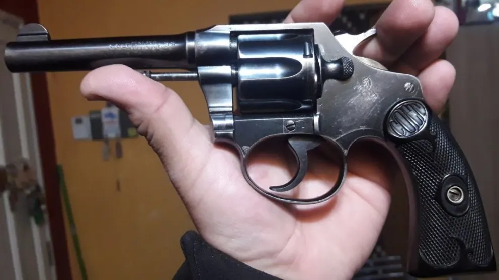 Amenazó a su ex pareja con un arma calibre 38 y disparó a la casa donde vivía