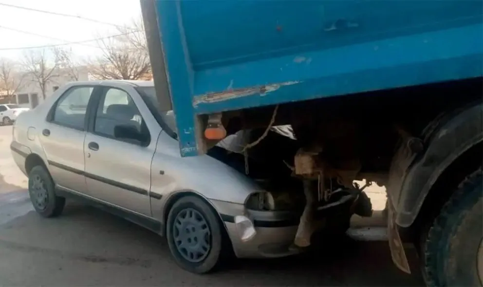 Fuerte choque: un auto terminó debajo de un camión del Municipio en pleno centro de Roca