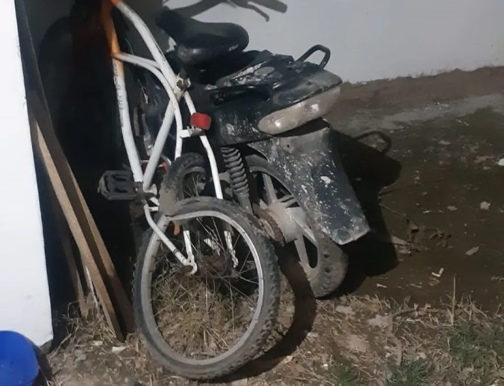 Pide a ayuda para dar con el conductor que lo chocó y abandonó en la calle