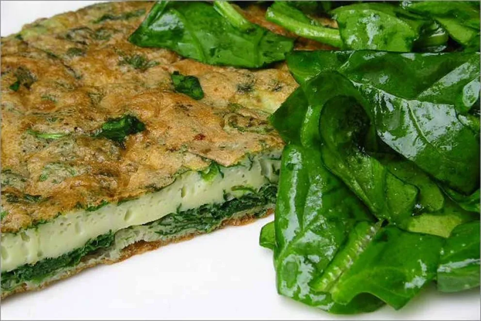 En 4 pasos: irresistible tortilla de espinacas para agregar verdura a tu dieta 