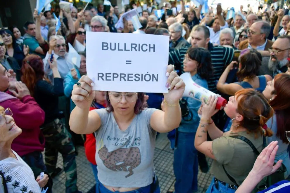 Fuerte repudio y escrache a Patricia Bullrich en San Luis: "¡Asesina, no te queremos acá!"