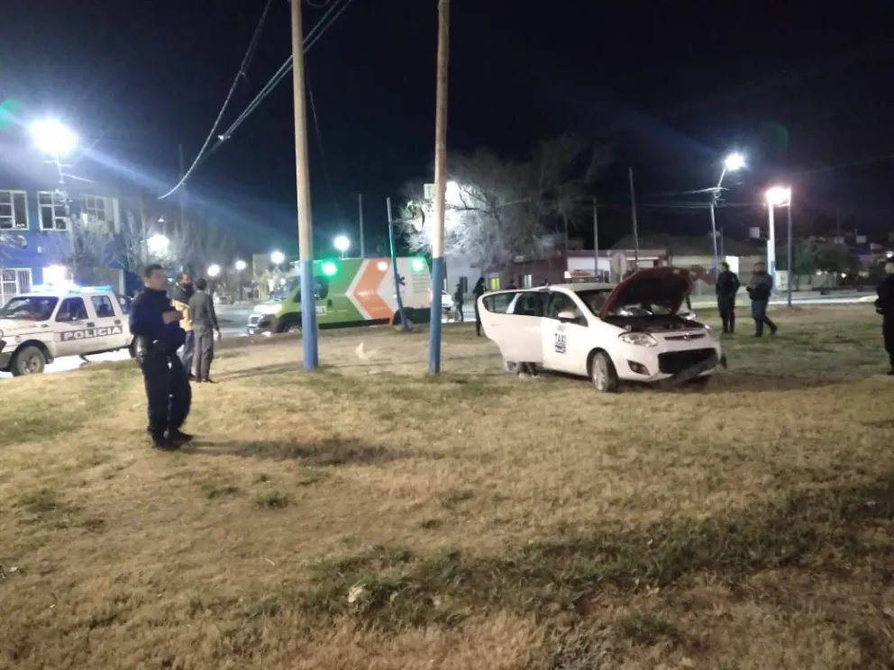 Manejaba a alta velocidad y terminó arriba de la rotonda: el taxista asegura que se quedó sin frenos