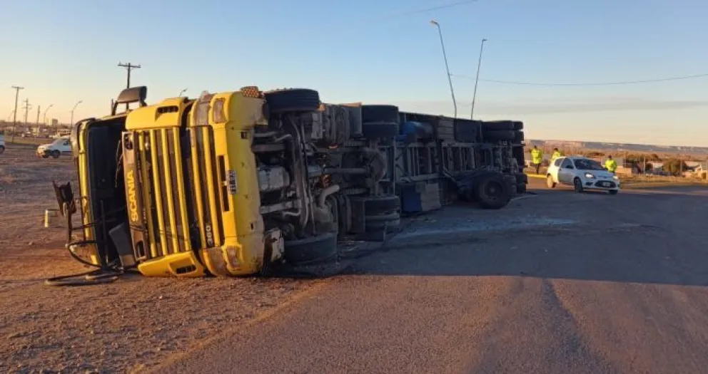 Un camión que transportaba frutas volcó en la rotonda de la Ruta 6, en Roca