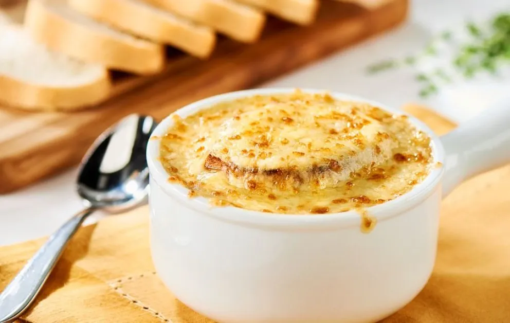 Descubrí el sabor francés de la sopa de cebolla gratinada: aprendé el paso a paso