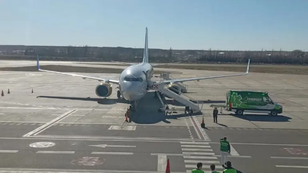 Un pasajero de FlyBondi murió y el avión tuvo que aterrizar en Neuquén