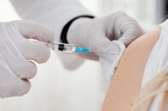 La vacuna bivalente contra COVID-19 se aplica en la región