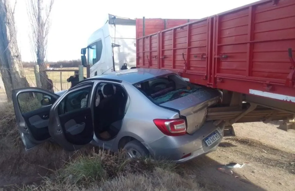 Ruta 65: fuerte choque entre camión y automóvil terminó con tres heridos 