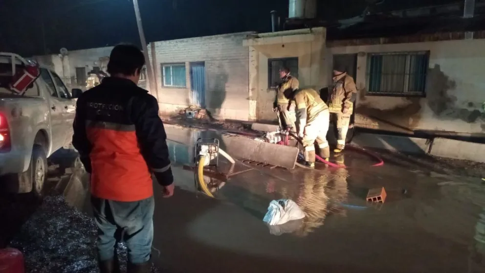 Inundaciones: ¿por qué la crecida del río Neuquén afectó tanto a los barrios costeros?