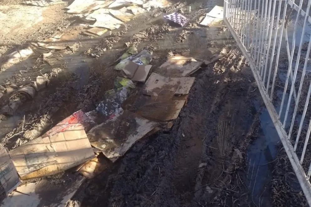 Alumnos tienen que atravesar aguas servidas para ir a la escuela