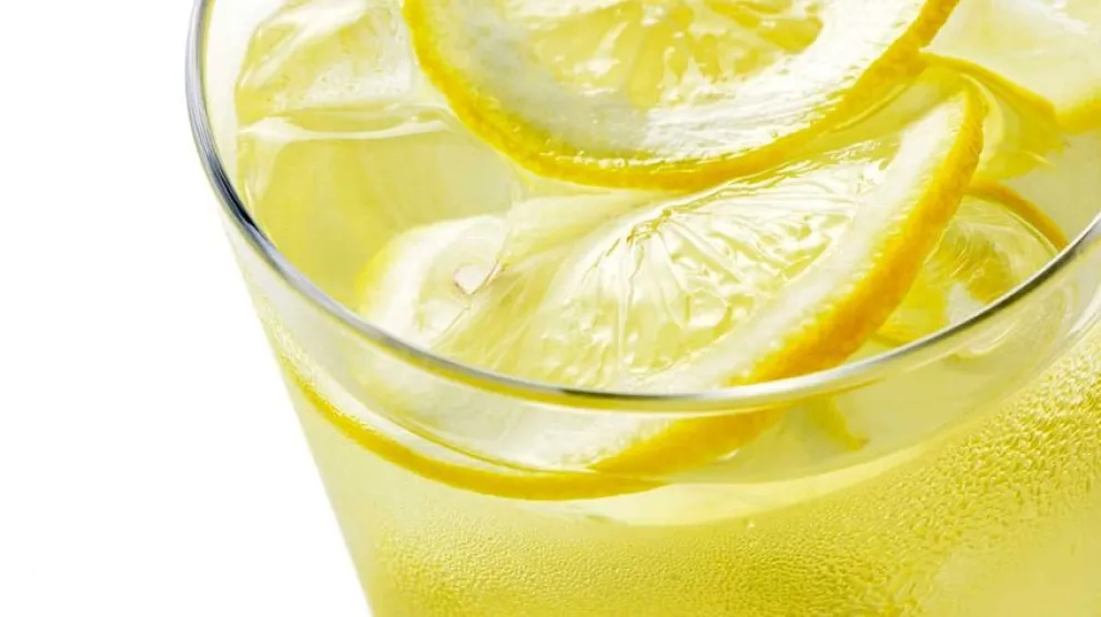 Los efectos positivos de tomar agua con limón en tu organismo