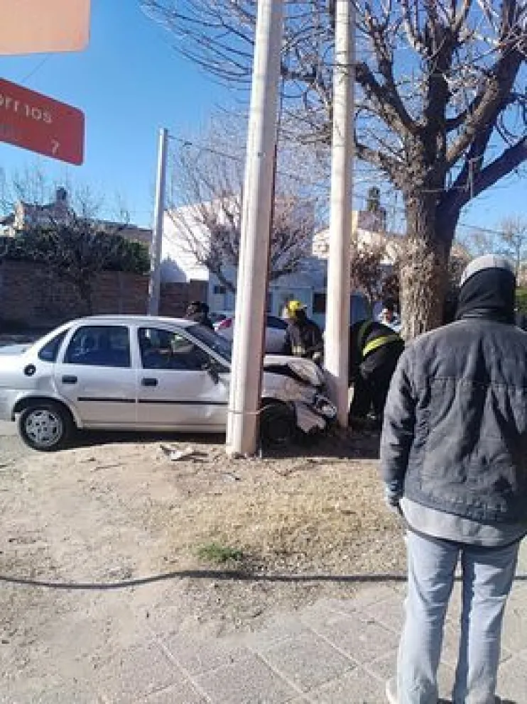 Fuerte choque: uno terminó contra un poste y el otro sobre el garage de una casa