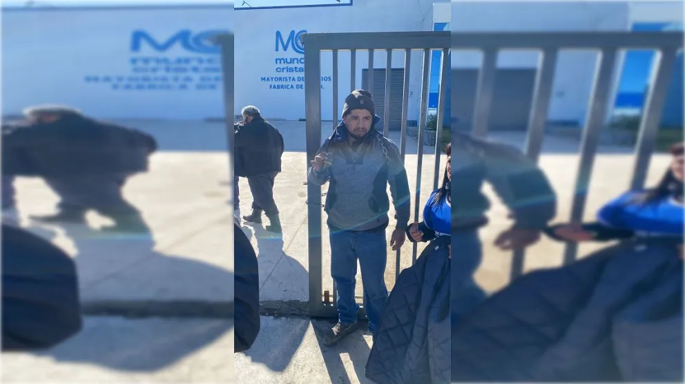 Un trabajador de Mundo Cristal se encadenó exigiendo que la empresa los deje trabajar