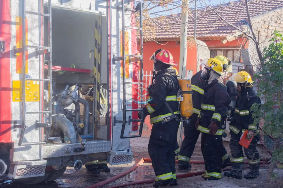 Bomberos intervino para apagar las llamas en una vivienda de barrio Nuevo