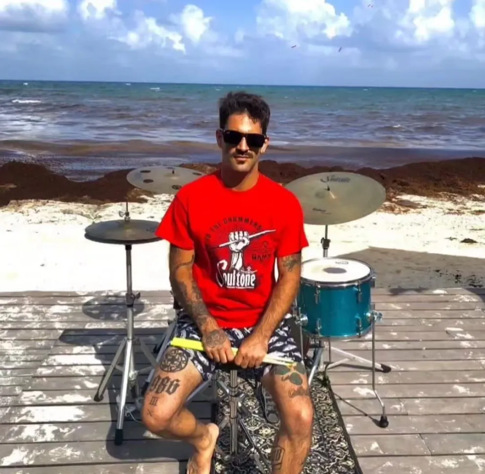 ¿Quién es el baterista roquense que recorre el mundo tocando?