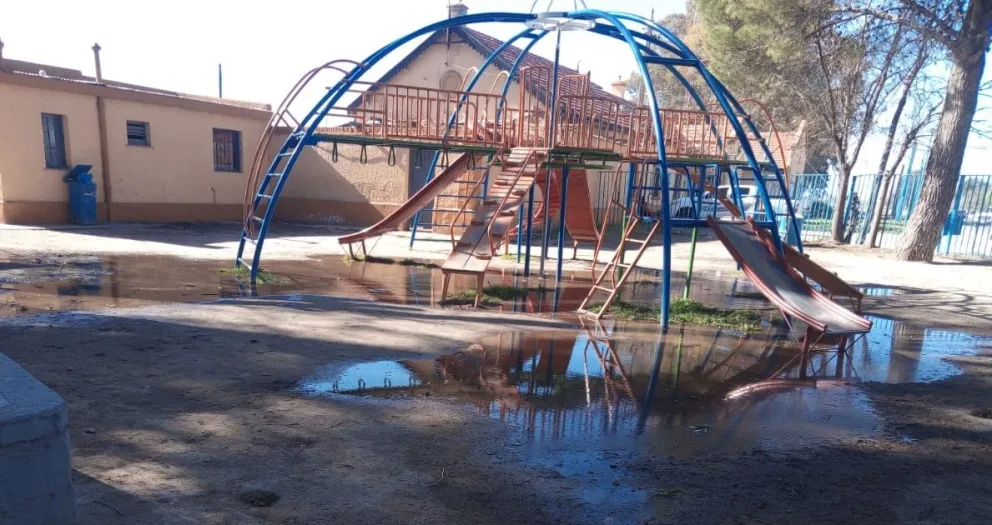 VIDEO: Denuncian el abandono de una plaza en Stefenelli que hace meses está inundada de cloacas