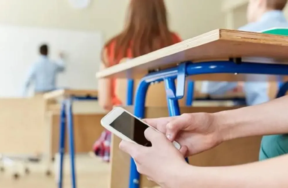 El debate sobre la prohibición de celulares en las escuelas se extiende por todo el mundo