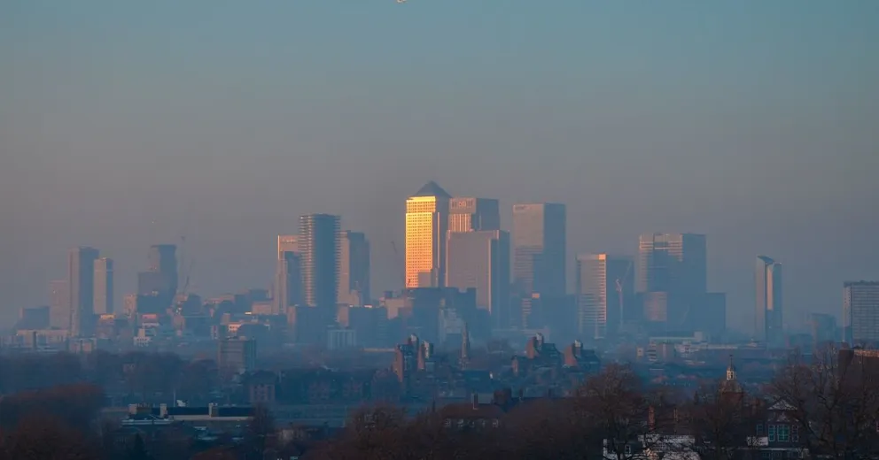 Contaminación atmosférica aumenta uso de servicios de salud mental en personas con demencia, según estudio en Londres