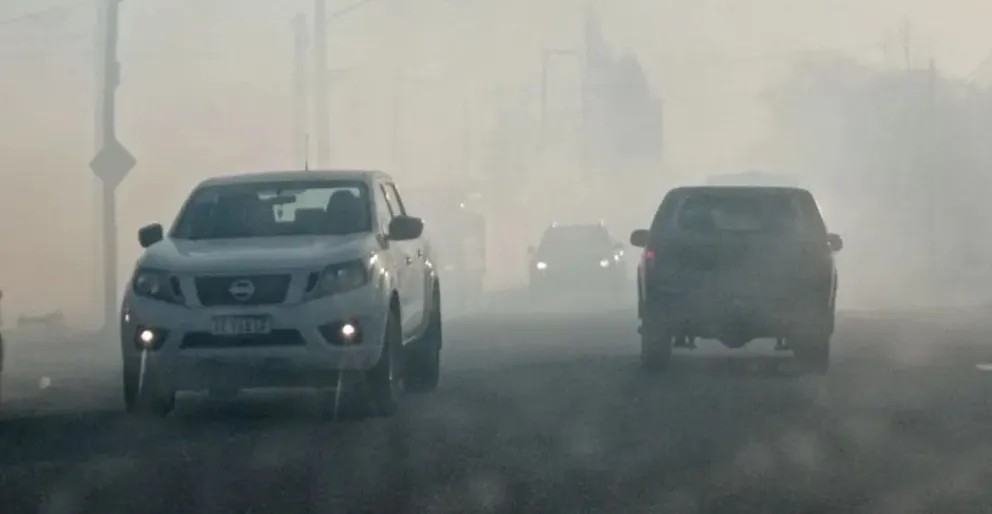 ¡Precaución! Incendio de pastizales complica el tránsito y la visibilidad