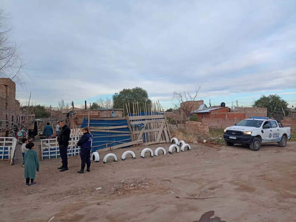 Son papás de cuatro niños y un incendio les arrebató todas sus pertenencias