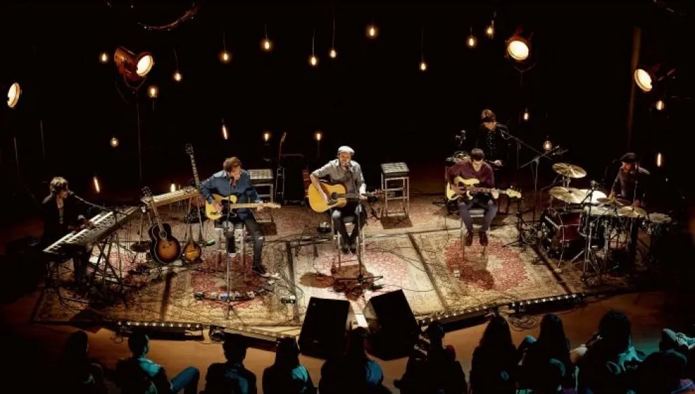 Disfruta está noche con un concierto acústico de los mejores éxitos nacionales