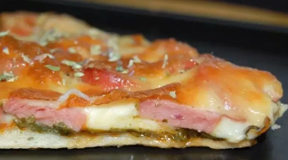 Receta de pizza rellena con jamón y queso: Una delicia para compartir en reuniones