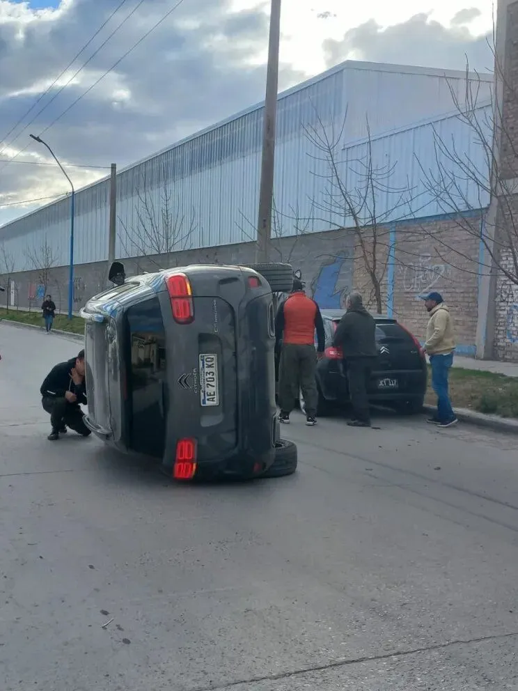 Fuerte choque en Alsina: pinchó una rueda, impactó de atrás a otro auto y terminó volcando 