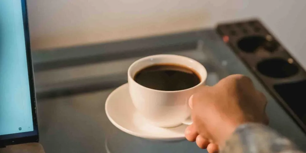 ¡Un peligro! por qué se recomienda no tomar té o café en un avión