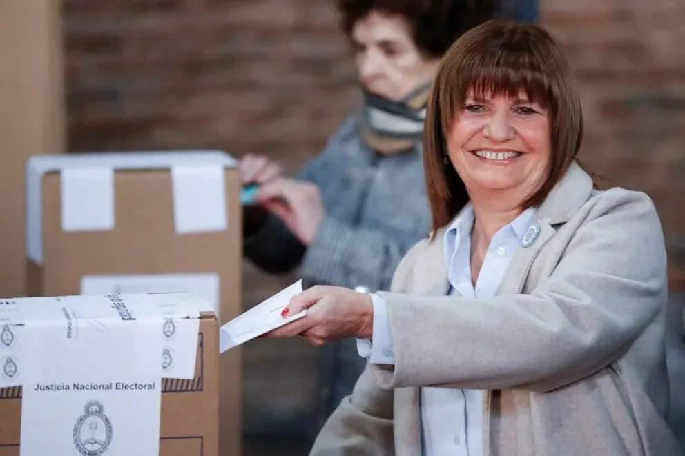 Patricia Bullrich fue a votar y tuvo problemas con la máquina de boleta electrónica 