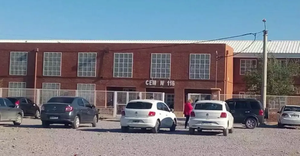 Elecciones de novela: Fue a votar con la novia y se encontraron con la ex... terminó todo mal