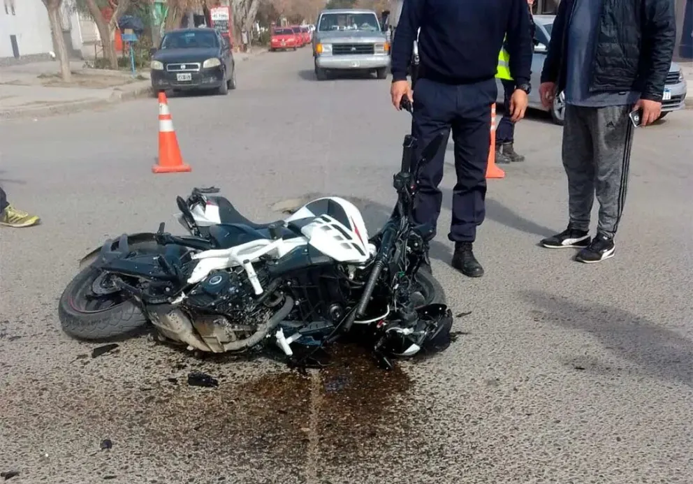 Choque en la zona oeste de Roca: un motociclista tuvo que ser trasladado al Hospital 