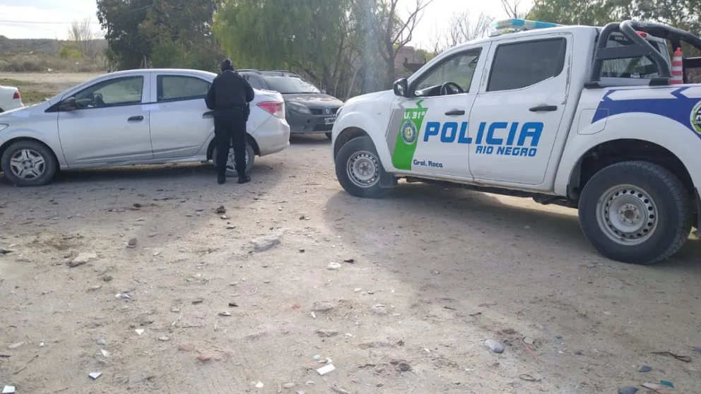 Dejo un vehículo robado en el terreno de un empleado policial y huyó