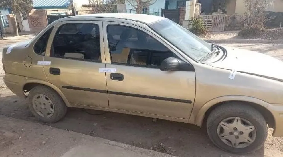 Robaron un vehículo, lo desvalijaron y apareció abandonado en Roca